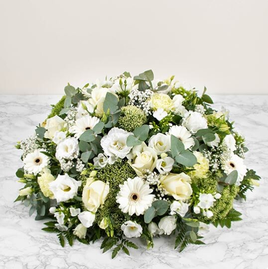 Coussins de fleurs de deuil à Paris
