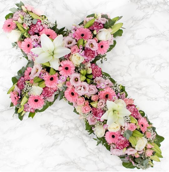 Croix de fleurs de deuil à Paris