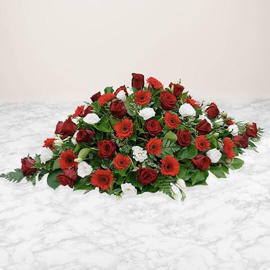 Dessus de cercueil fleuri à Paris